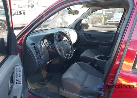 2004 Ford Escape Xls z USA, uszkodzony, nr VIN 1FMYU92144KB36011